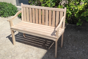 un banc travaille