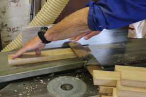 mains sur le combiné bois
